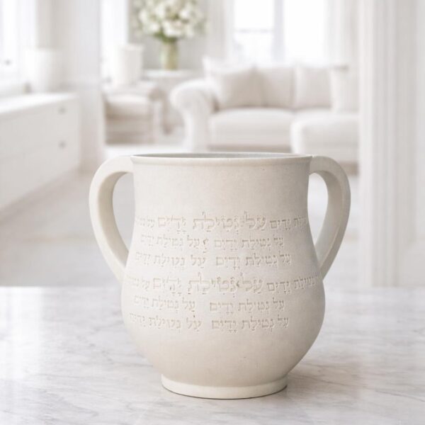 נטלה כתוביות לבן